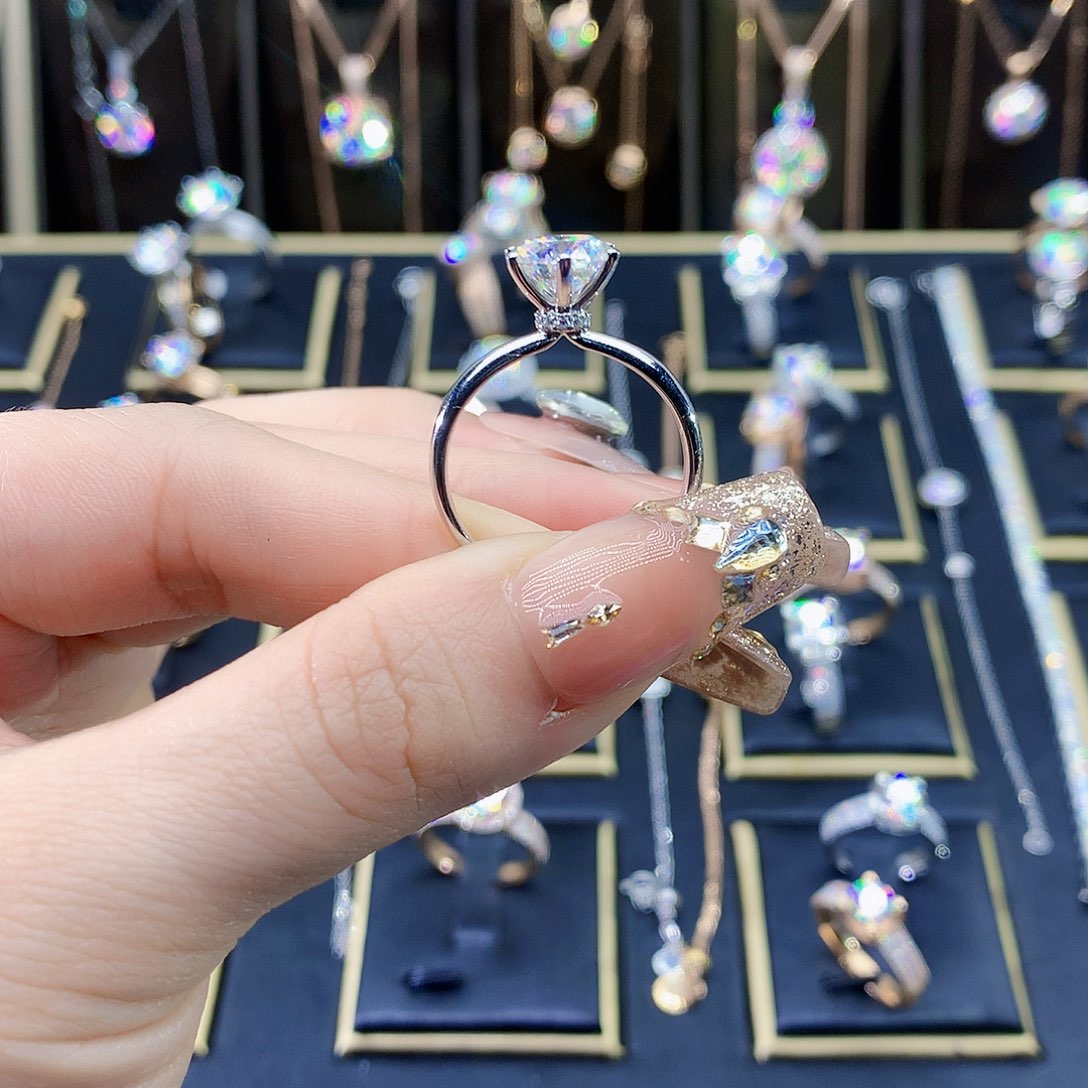 合成碳硅石（莫桑石）戒指/指环18K金镶嵌心**