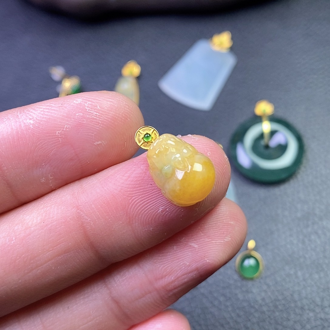 颈饰18K金镶嵌翡翠