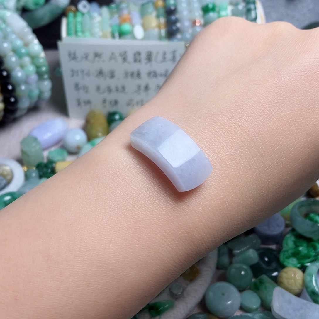 翡翠颈饰未镶嵌手牌