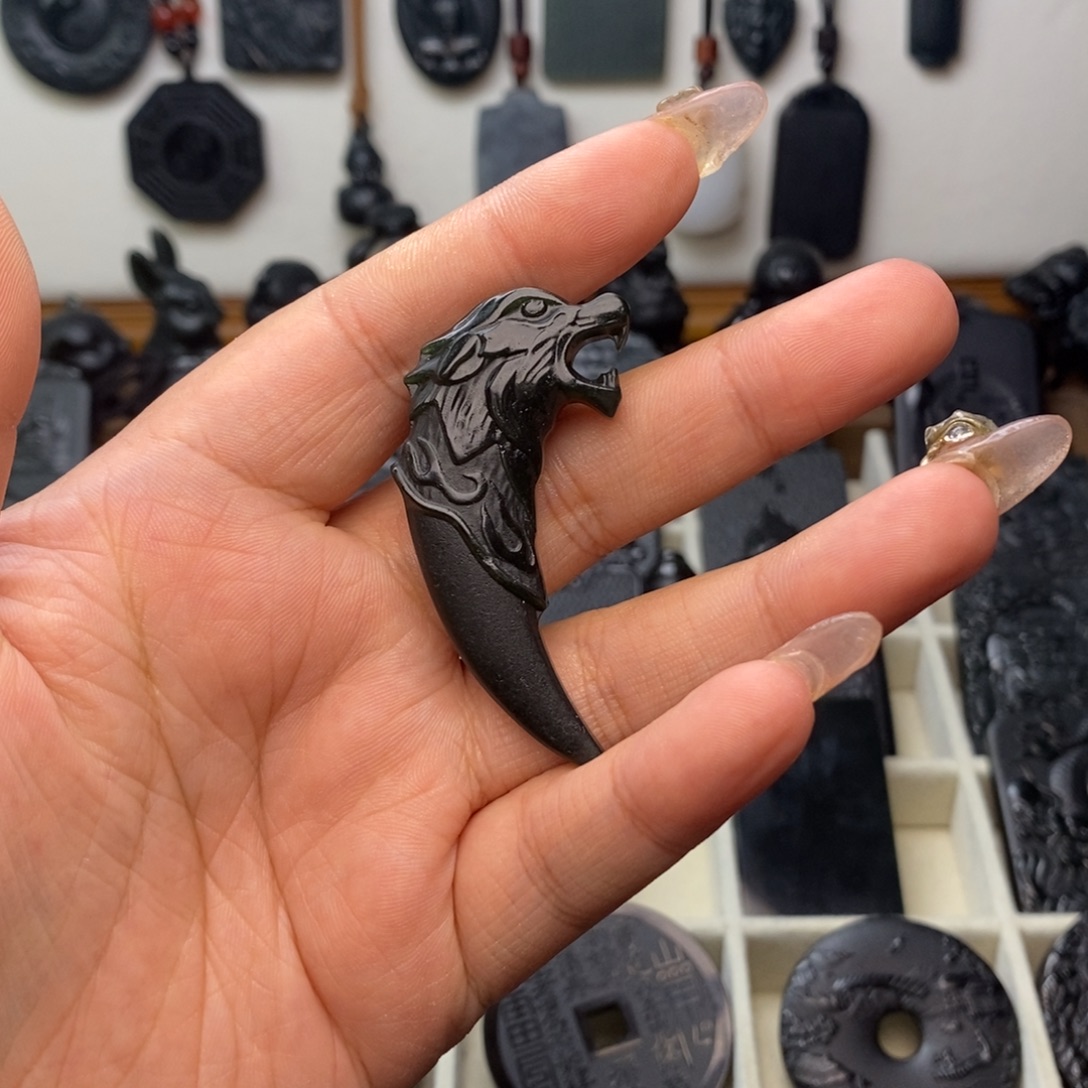 小****和田玉未镶嵌颈饰