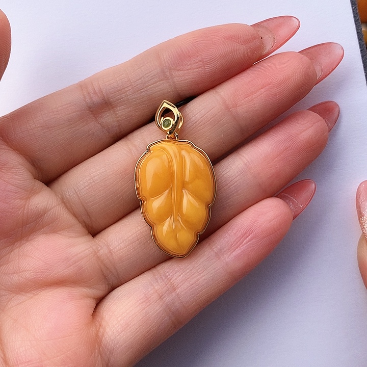 蜜蜡颈饰银S925镶嵌吊坠