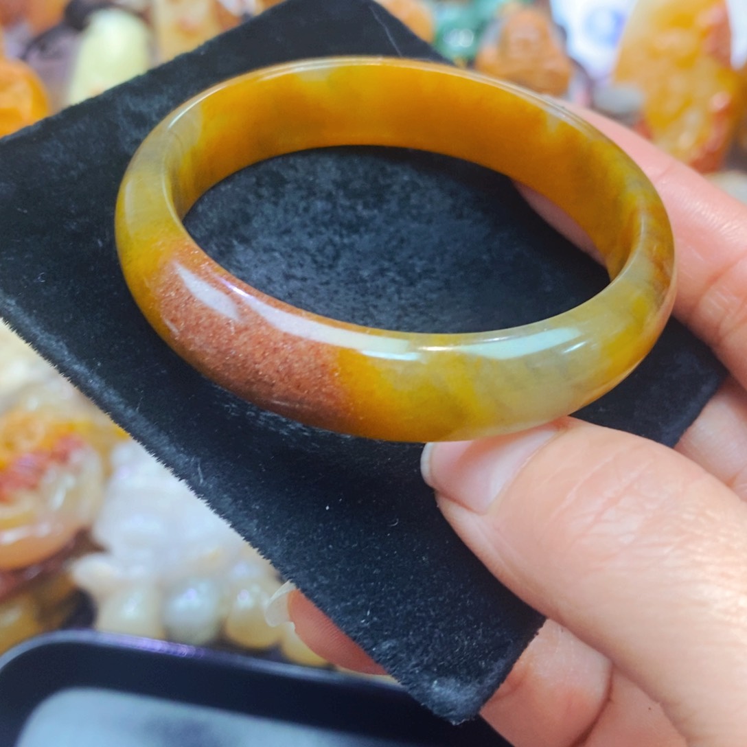 未镶嵌石英质玉（黄龙玉）颈饰