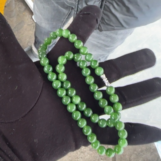 和田玉颈饰未镶嵌卡8菠菜绿，多样性发一，微点