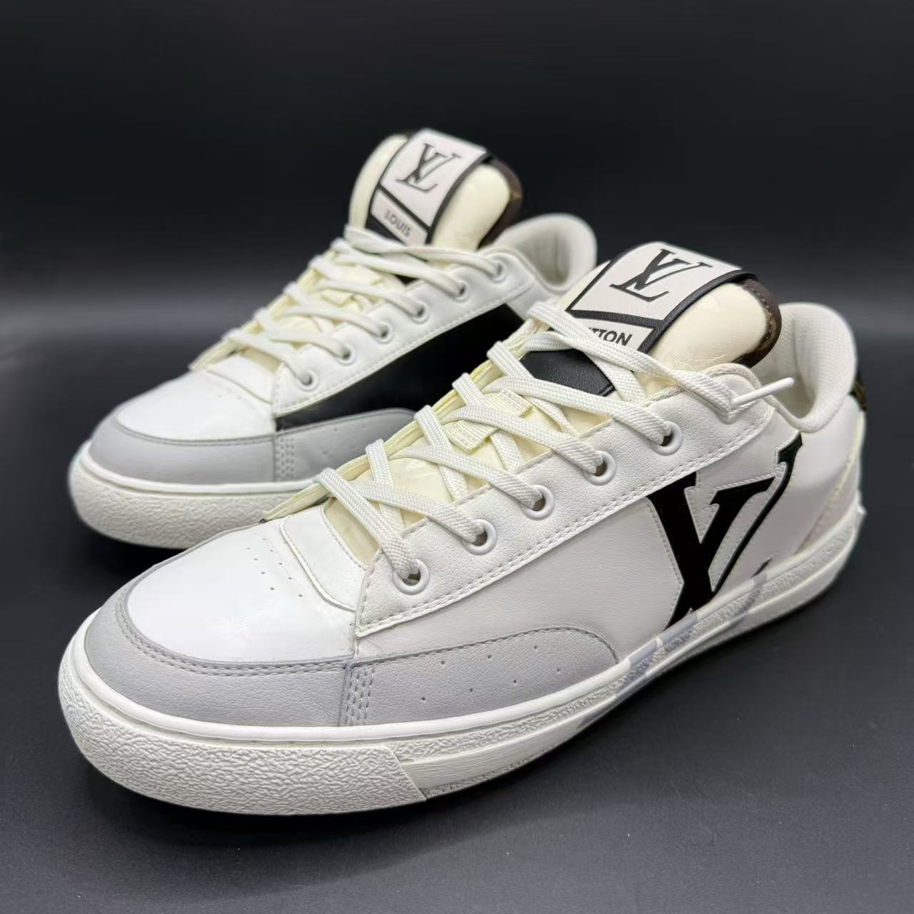 95新 LouisVuitton/路易威登 男士白色时尚低帮板鞋 41码 ca621t