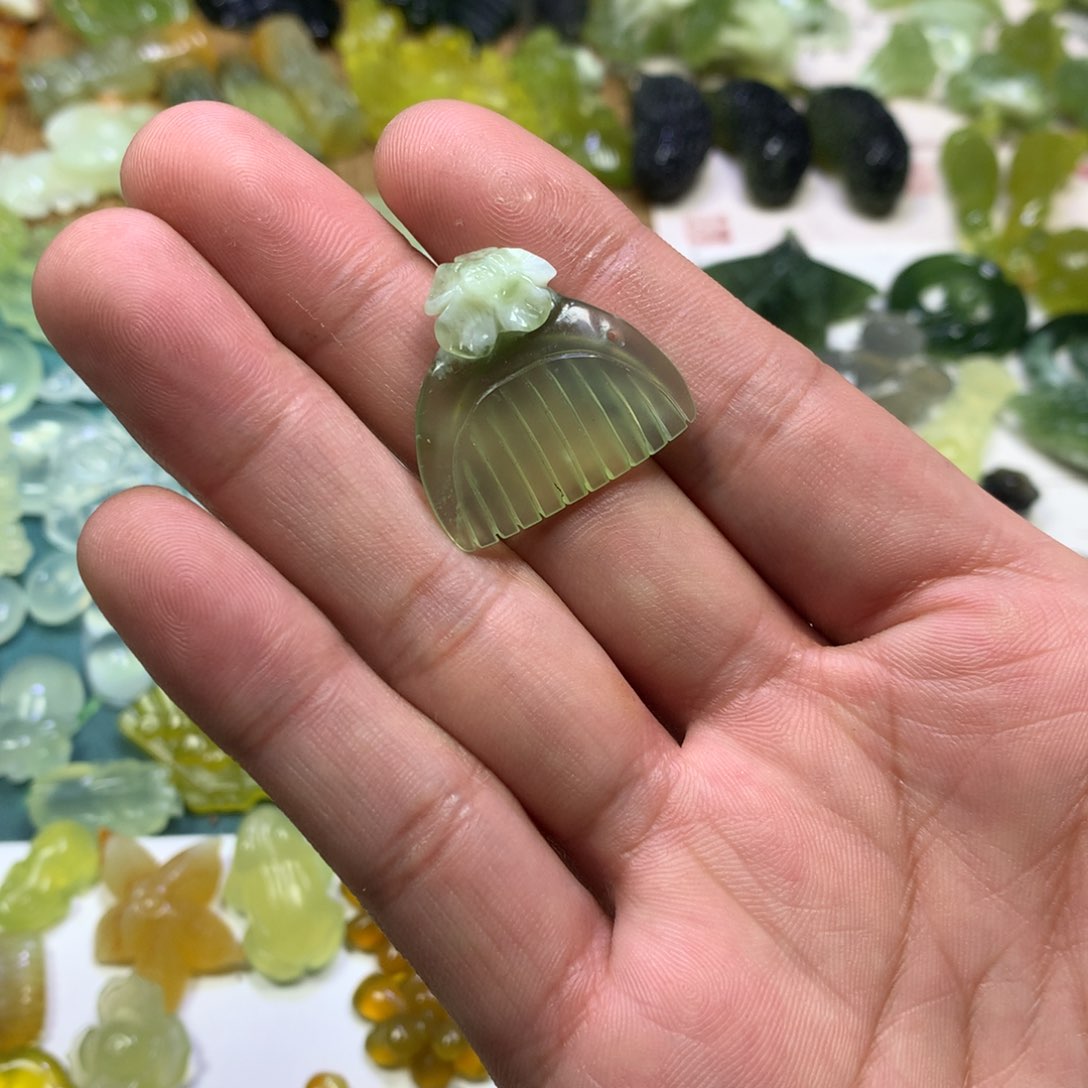 岫玉颈饰未镶嵌小梳子