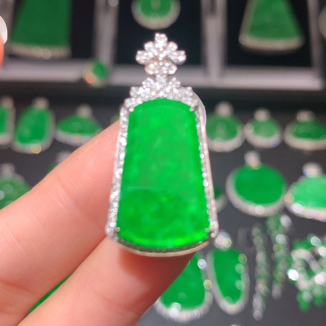 翡翠颈饰18K金镶嵌翡翠