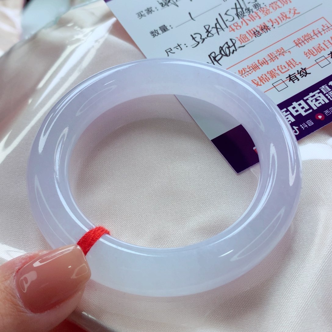 翡翠手镯（圆镯）未镶嵌明****。师妹毕业底妆冰冰紫