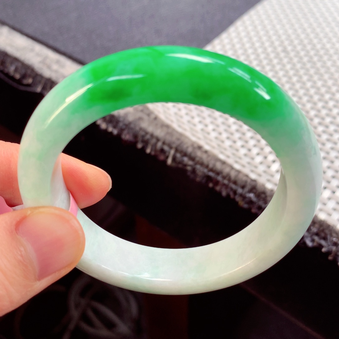 翡翠手镯未镶嵌缅甸