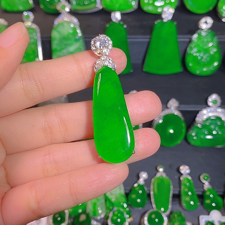 翡翠银S925镶嵌颈饰是