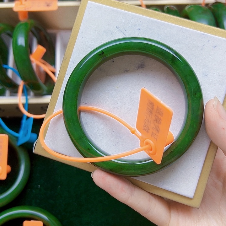 用***乐和田玉（碧玉）未镶嵌手镯