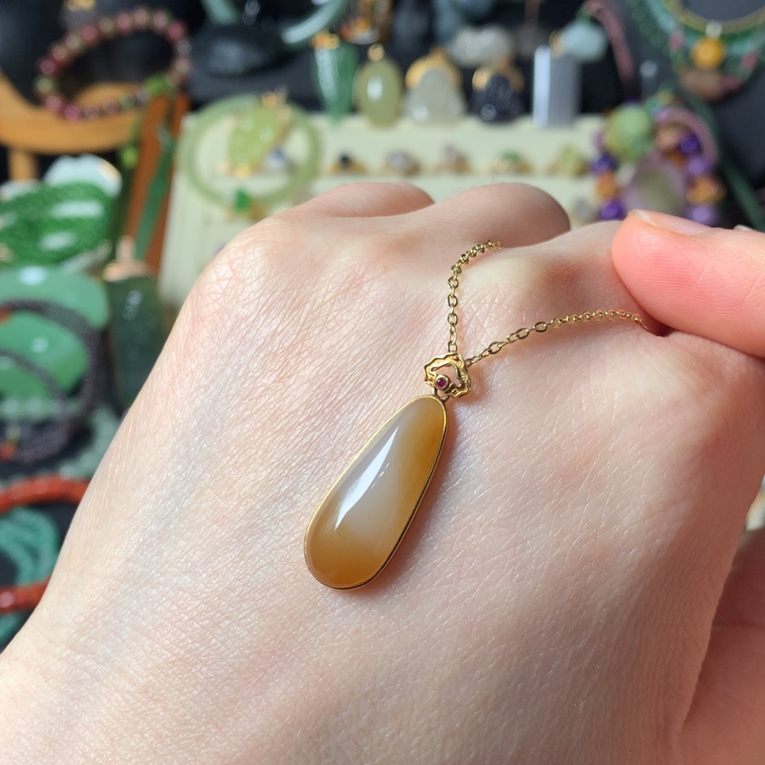 郑***饿和田玉（糖玉）18K金镶嵌吊坠(不含链)SL0003