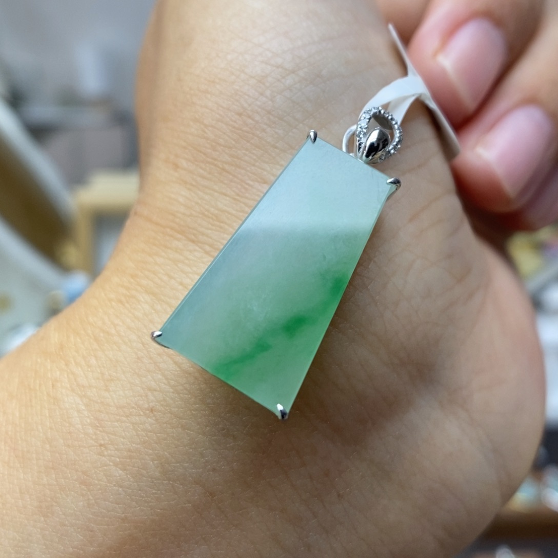 【闪购商品】颈饰18K金镶嵌翡翠30