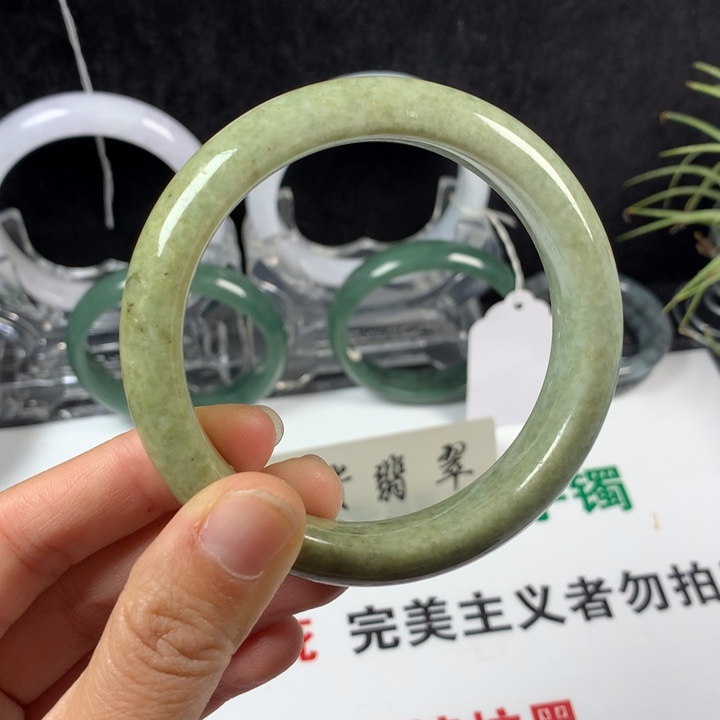 翡翠未镶嵌手镯7号。 59圈