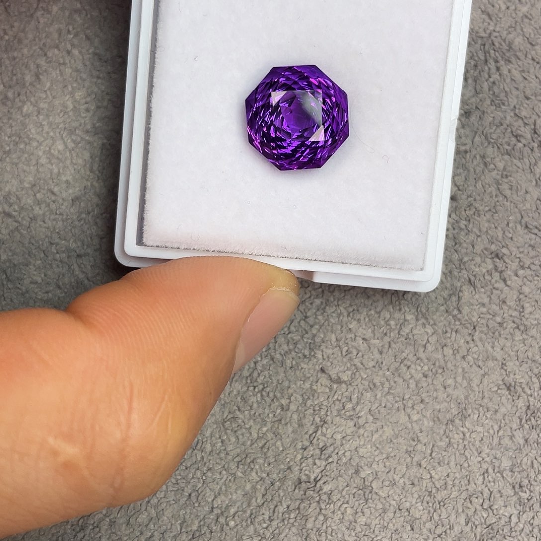 紫晶裸石未镶嵌7.68Ct。