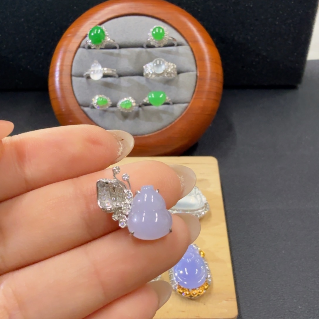 翡翠18K金镶嵌颈饰葫芦