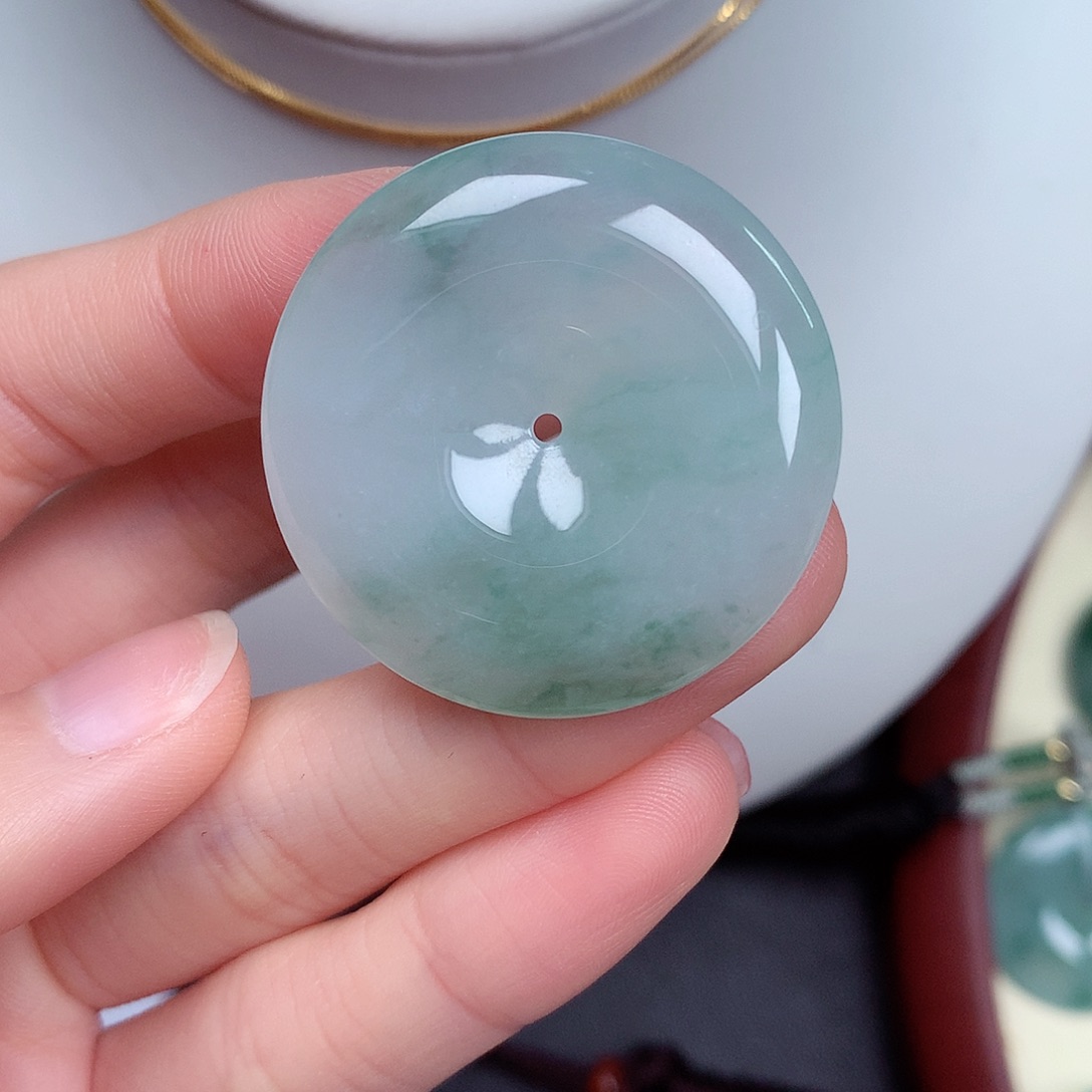 翡翠颈饰未镶嵌平安扣