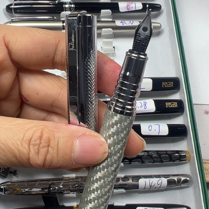 便携式富利文2030银色碳素纤维礼品笔50克笔舌轻微瑕疵