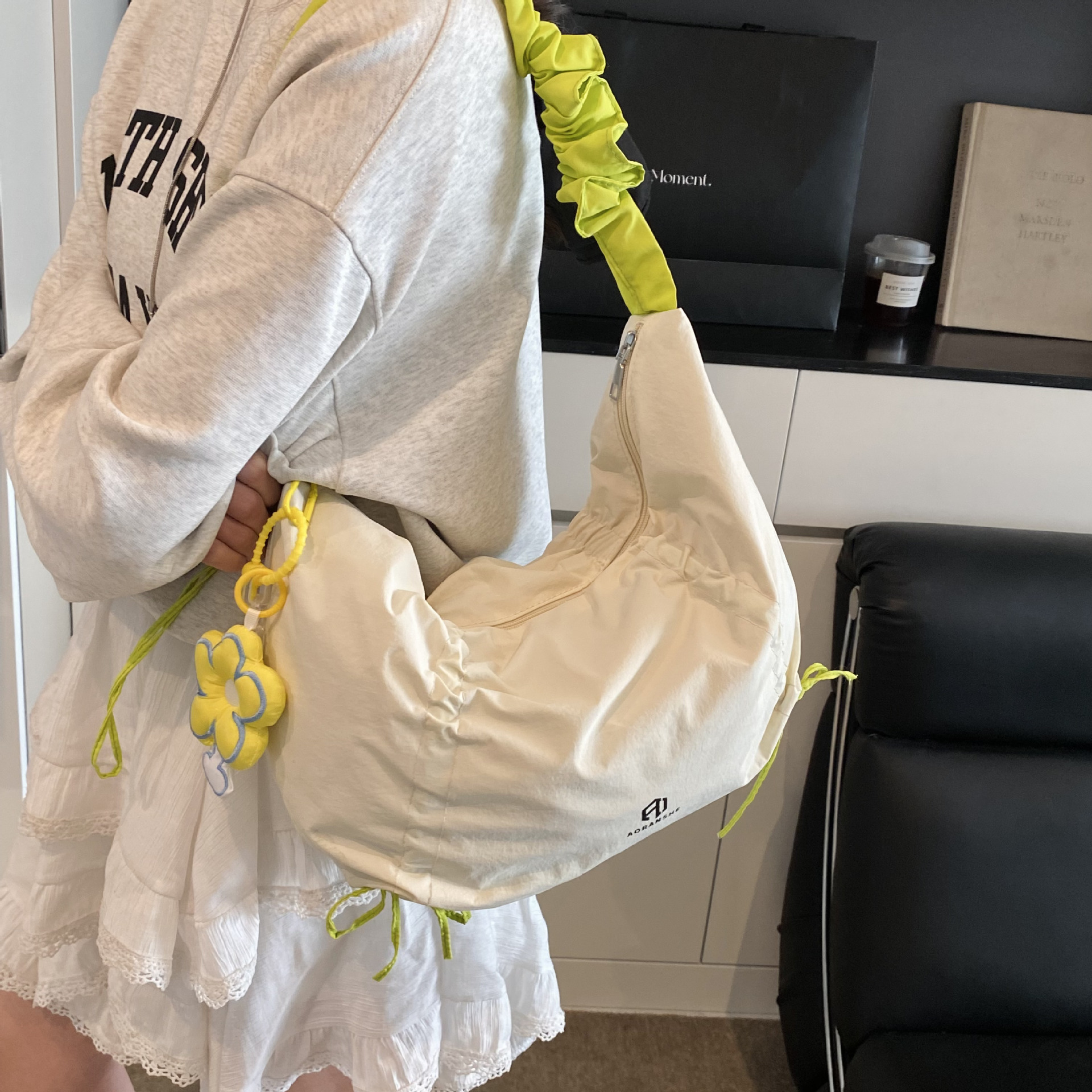 新款花朵饺子包学生日常多巴胺拼色抽绳通勤腋下包大容量托特包韩