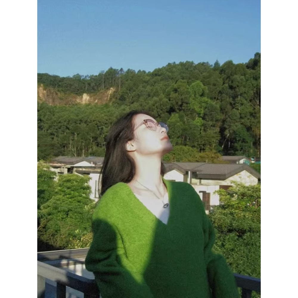 春节不打烊绿色V领软糯毛衣女早春外穿宽松慵懒风套头针织森系 