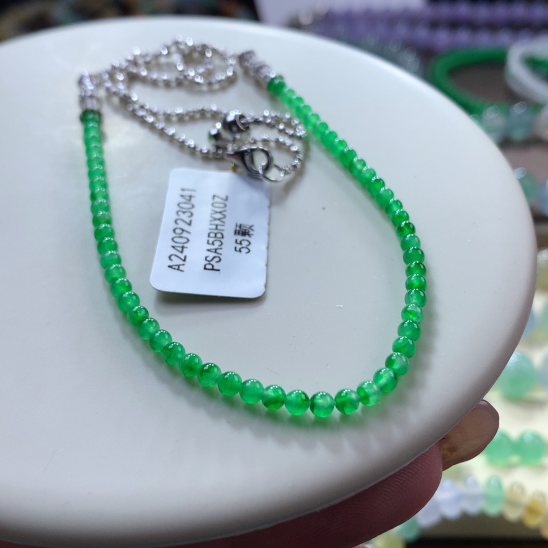 翡翠颈饰未镶嵌翡翠冰阳艳绿卡2.80+