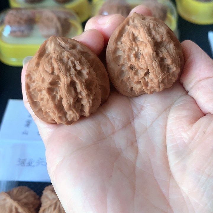 文玩核桃吊坠3.88梨木台