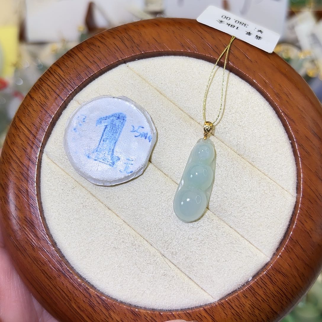 捣***鬼翡翠18K金镶嵌颈饰豆子