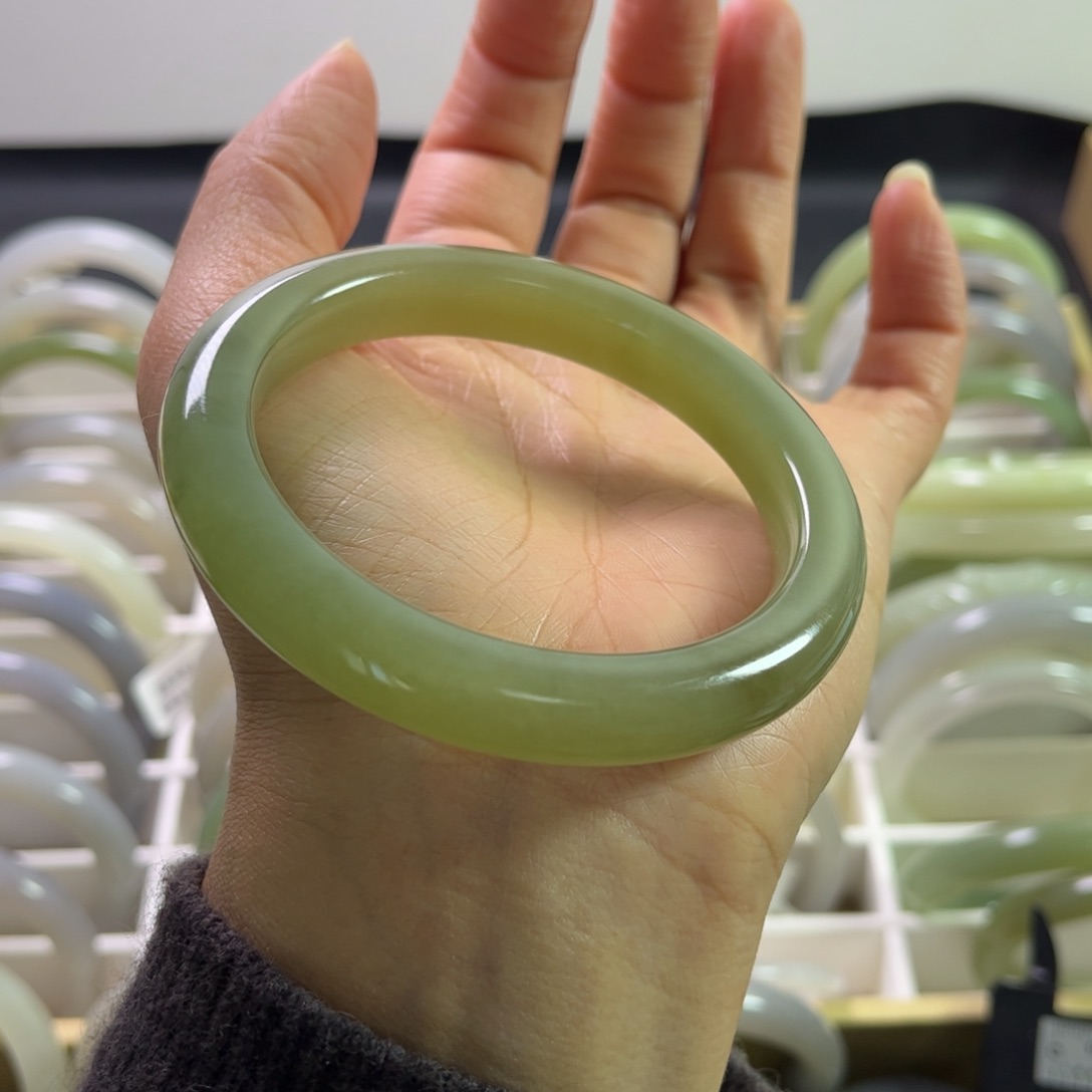 和田玉手镯60圈口未镶嵌