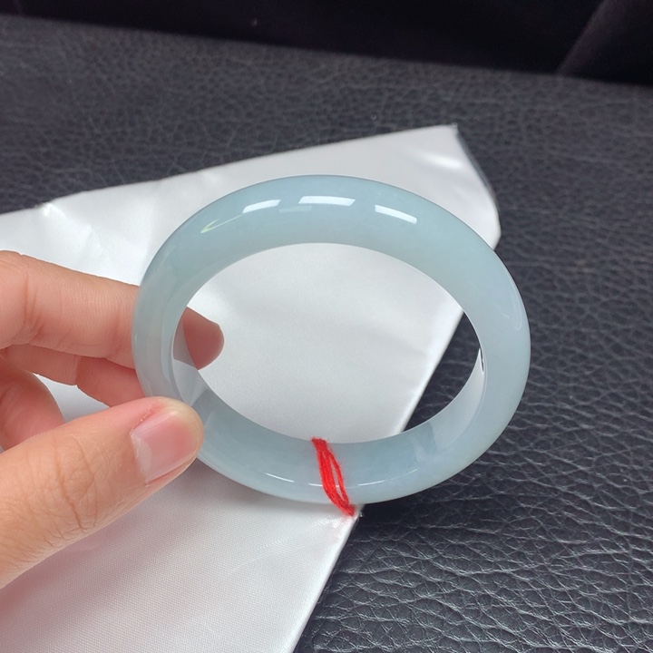 翡翠手镯未镶嵌。