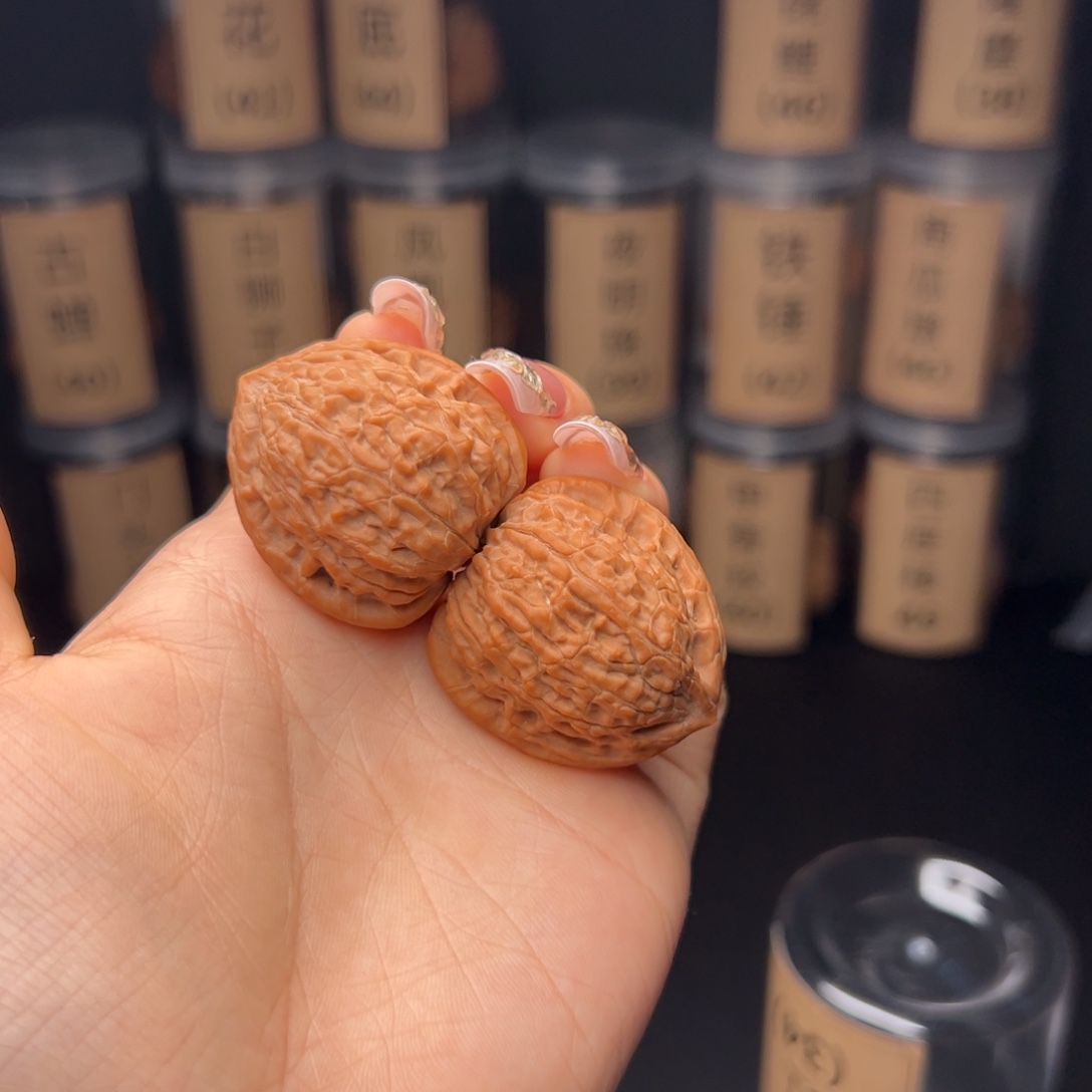 南***疆文玩核桃吊坠一抹红