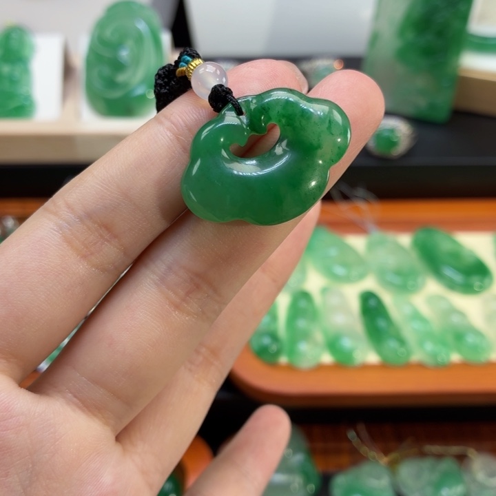 石英质玉（非洲翠）未镶嵌颈饰