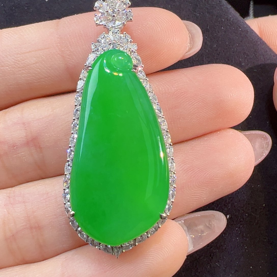 翡翠18K金镶嵌颈饰福瓜