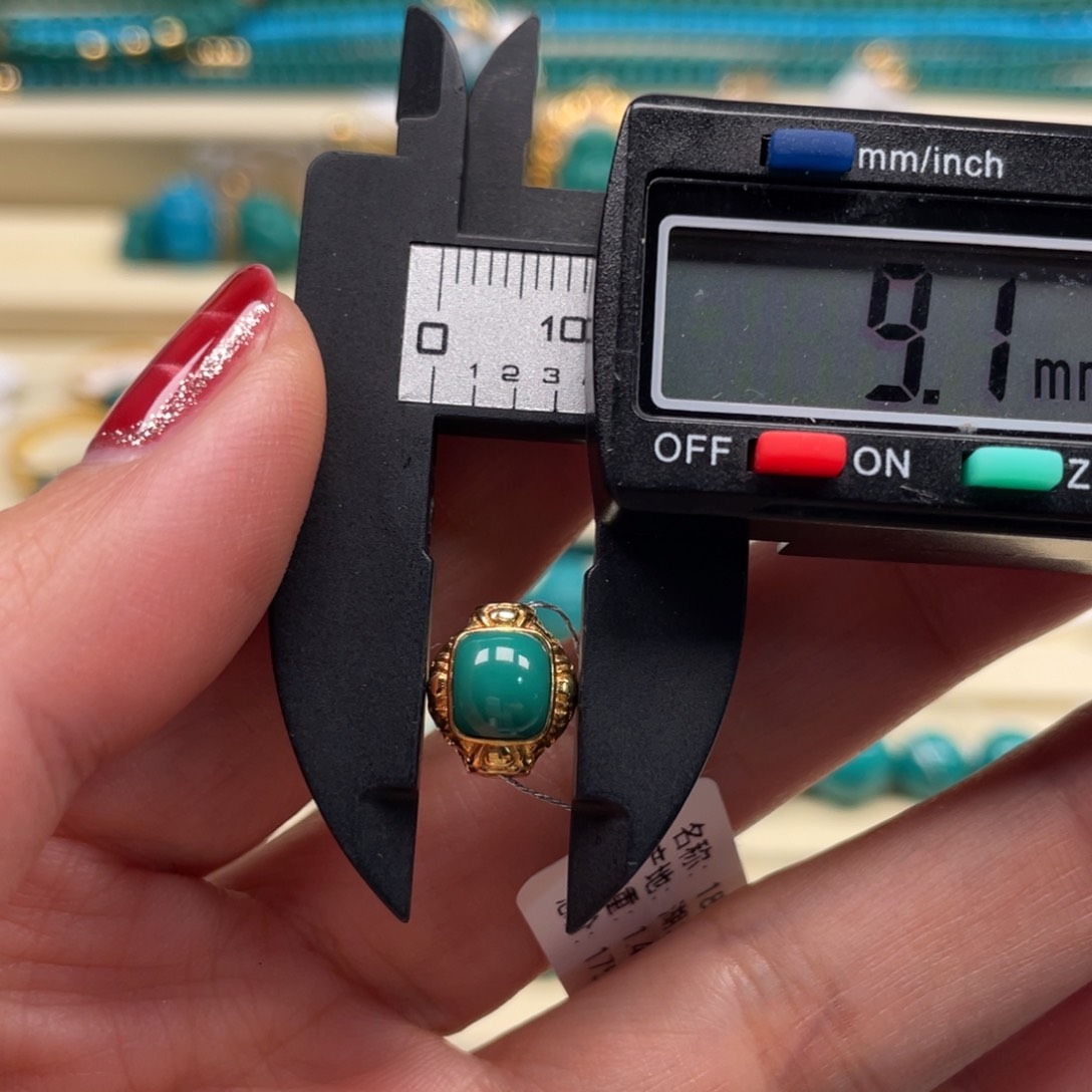 18K金镶嵌绿松石珠宝奇石背云