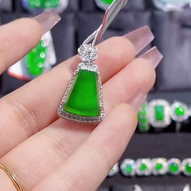 天然翡翠A货无事牌吊坠