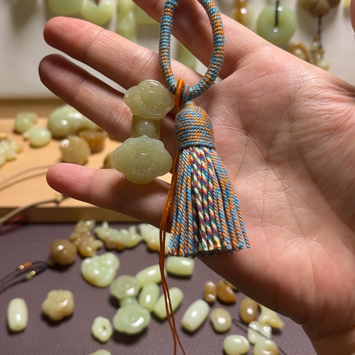 ****朵和田玉未镶嵌颈饰