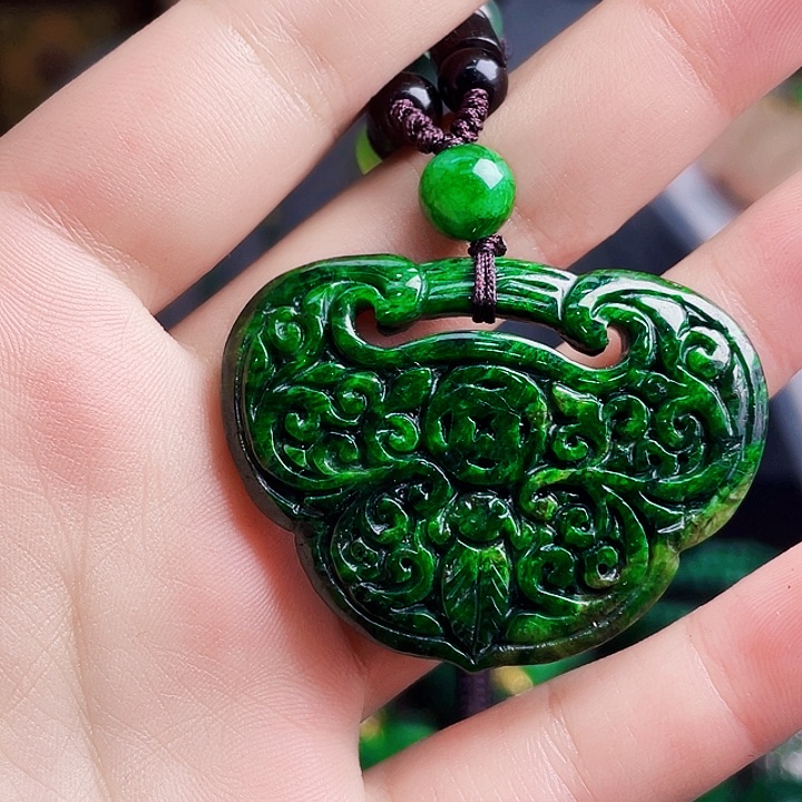 翡翠未镶嵌颈饰多样性