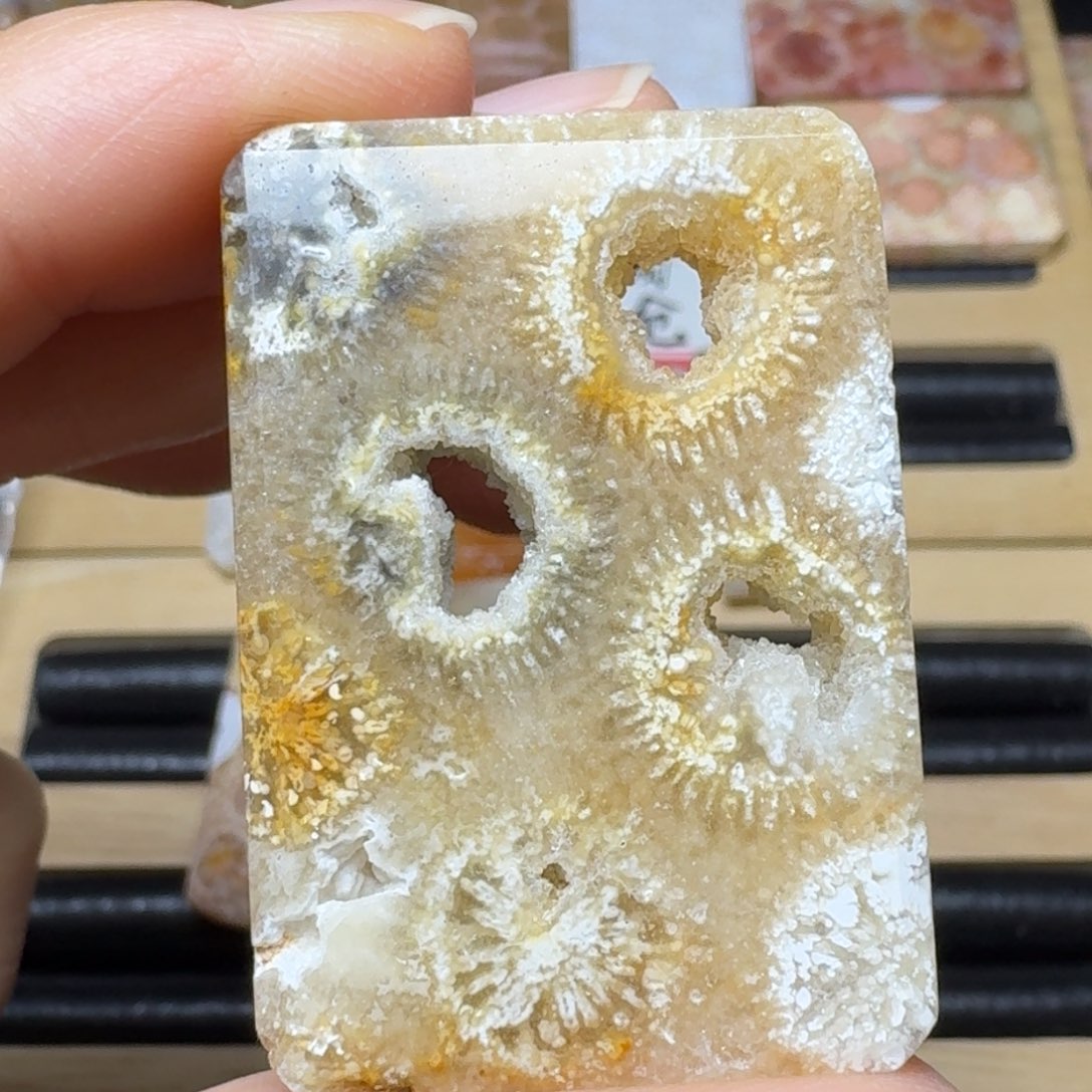 硅化玉大花里的晶洞未镶嵌