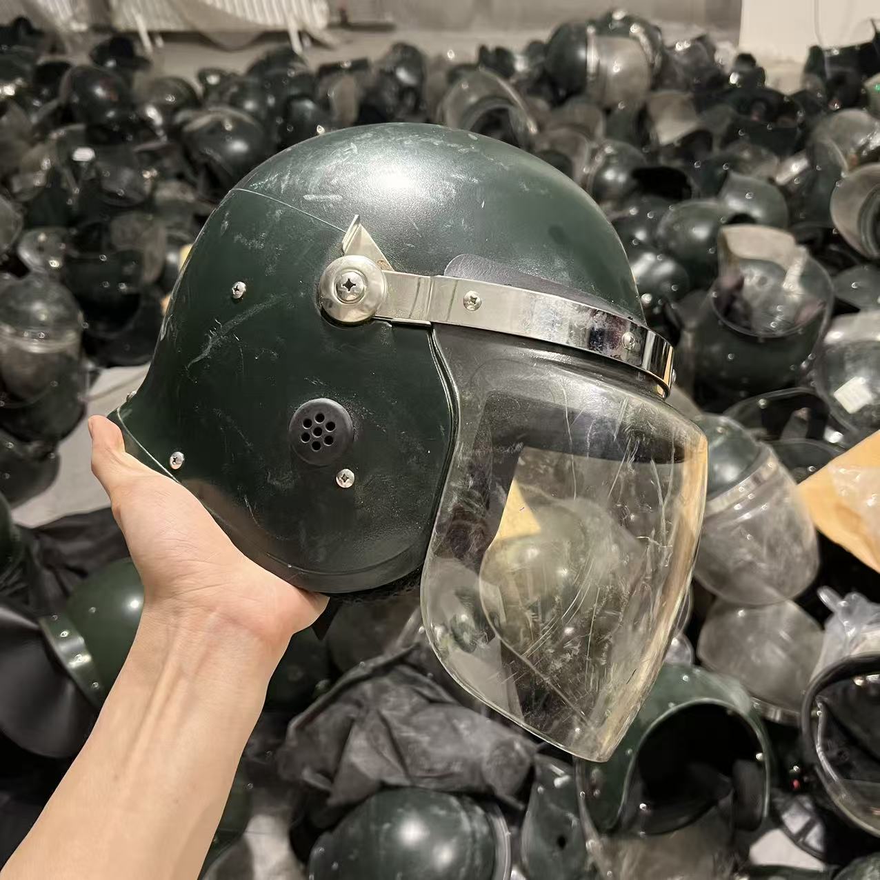 正品库存绿色头盔滑雪盔有磨