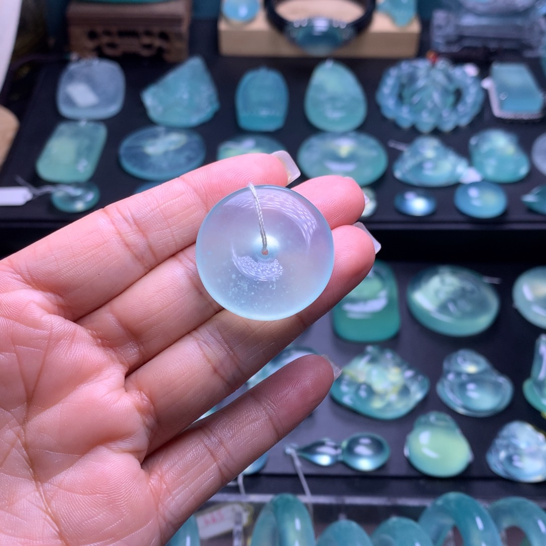 蛇纹石玉吊坠未镶嵌