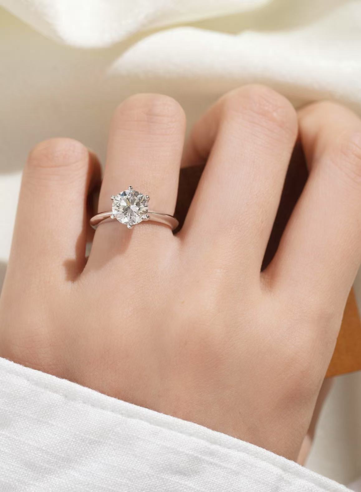 1.0CT 周家六爪女戒