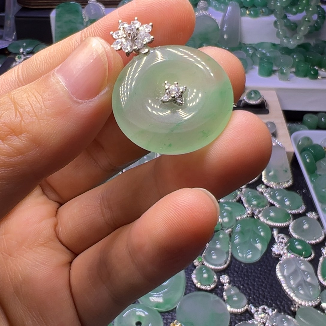 石英质玉（非洲翠）未镶嵌颈饰