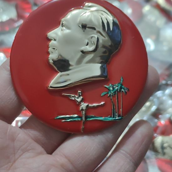 w***7其他普通金属圆形红色人物像章