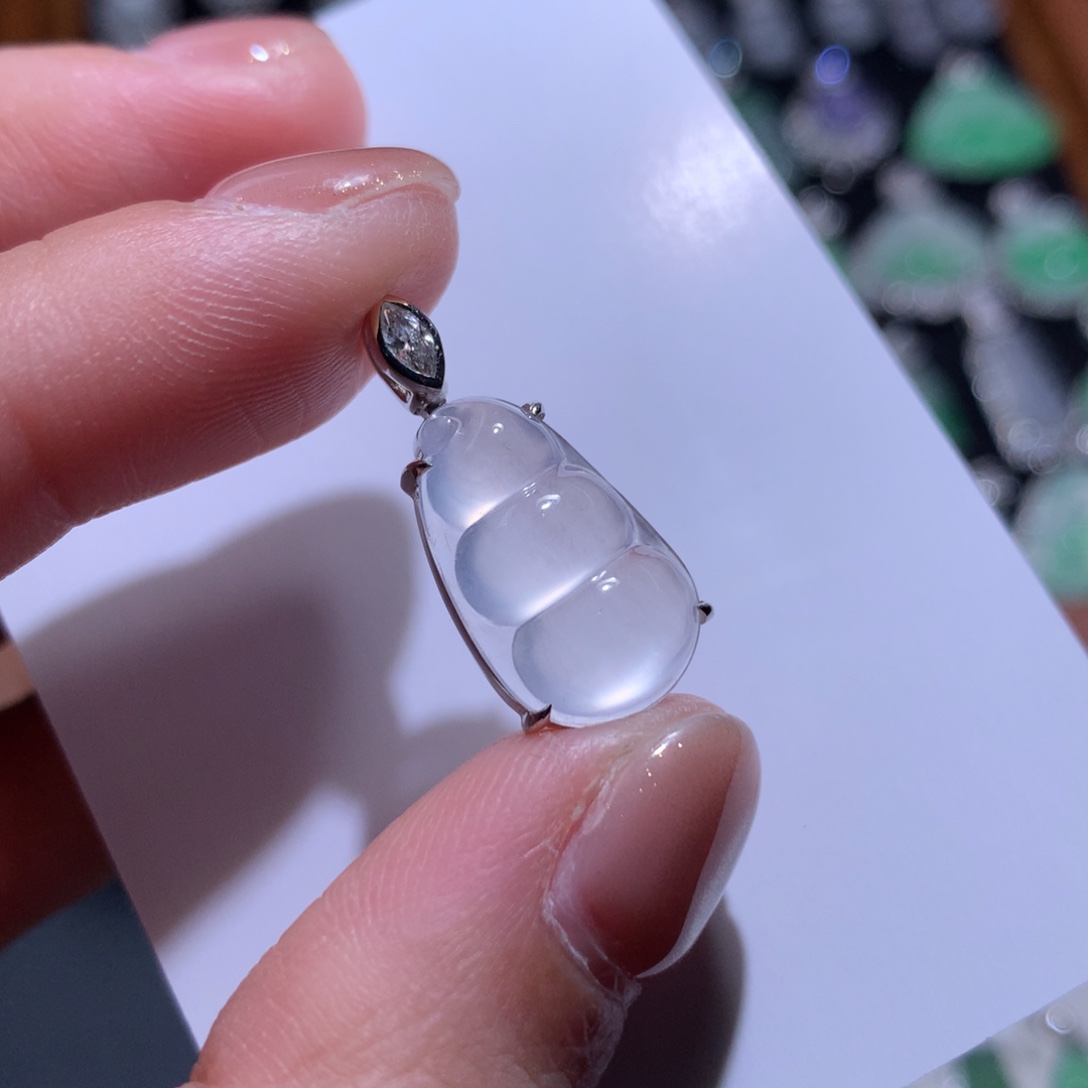 翡翠9K金镶嵌颈饰纯净煤气罐胖豆