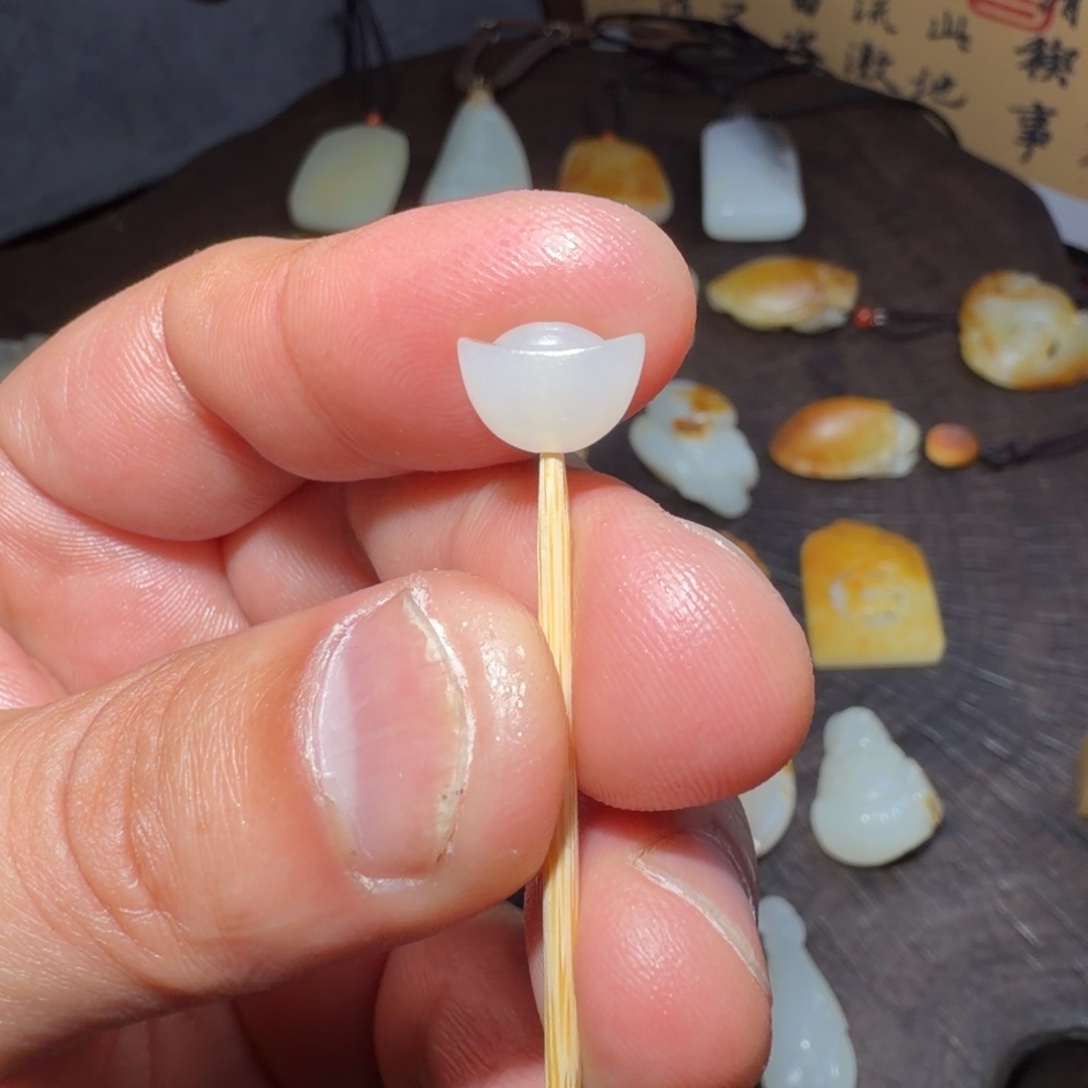 品***轩和田玉未镶嵌颈饰