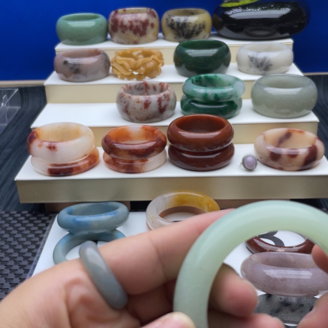 石英质玉手镯未镶嵌b****?