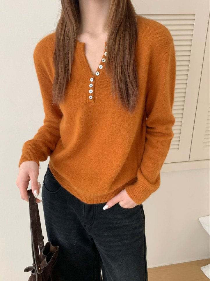 【潘潘.528813】福2025秋冬新款蜜熊绒羊毛混纺剪刀领贝壳扣羊毛衫