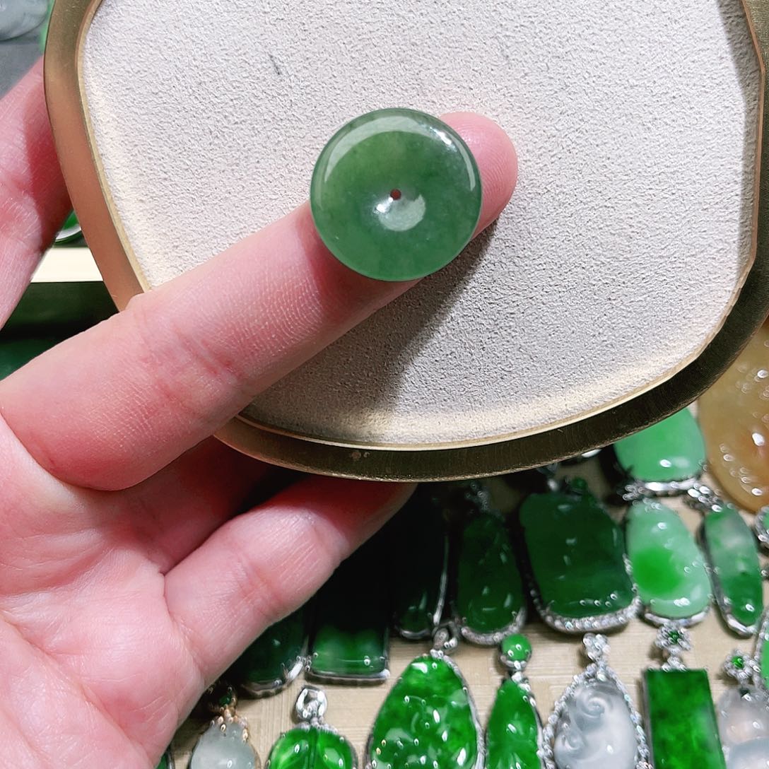 翡翠颈饰未镶嵌裸石