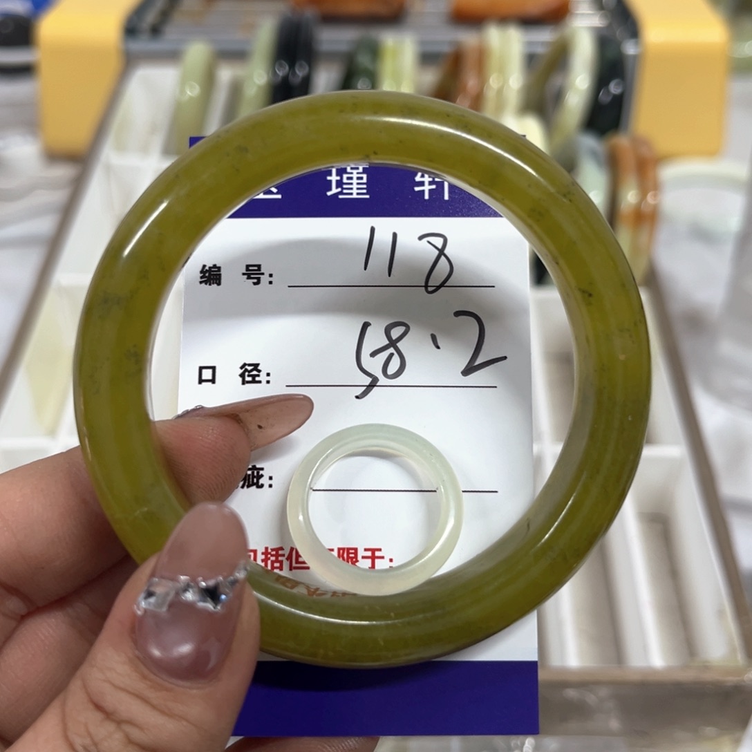 蛇纹石玉手镯未镶嵌