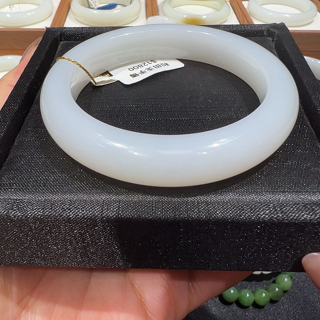 和田玉未镶嵌手镯