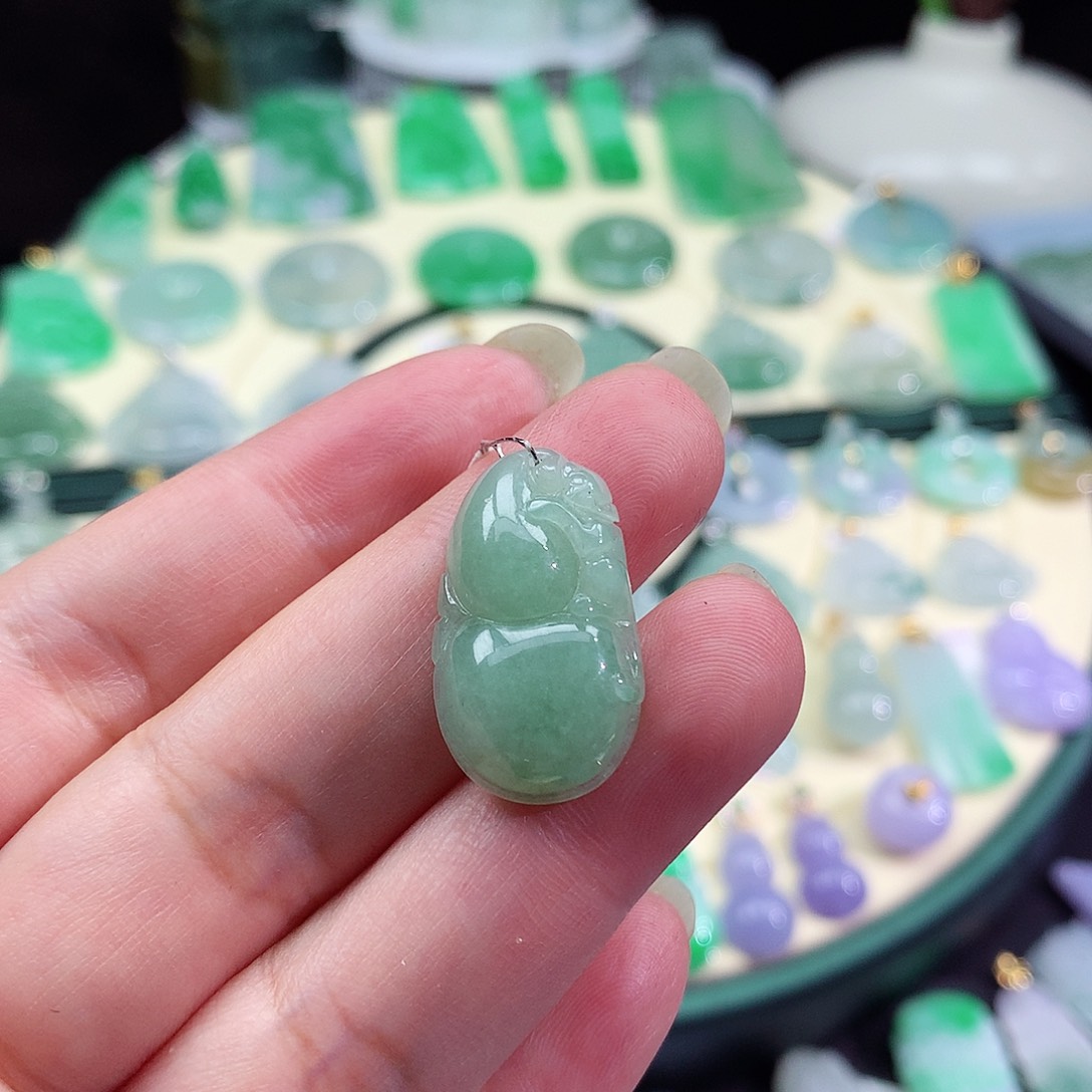 翡翠18K金镶嵌颈饰葫芦