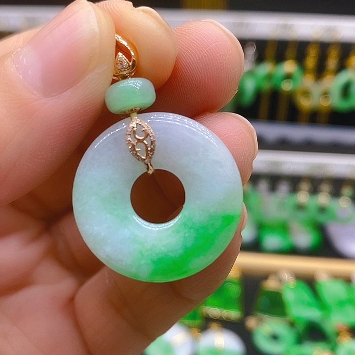 翡翠吊坠(赠链)18K金镶嵌吊坠